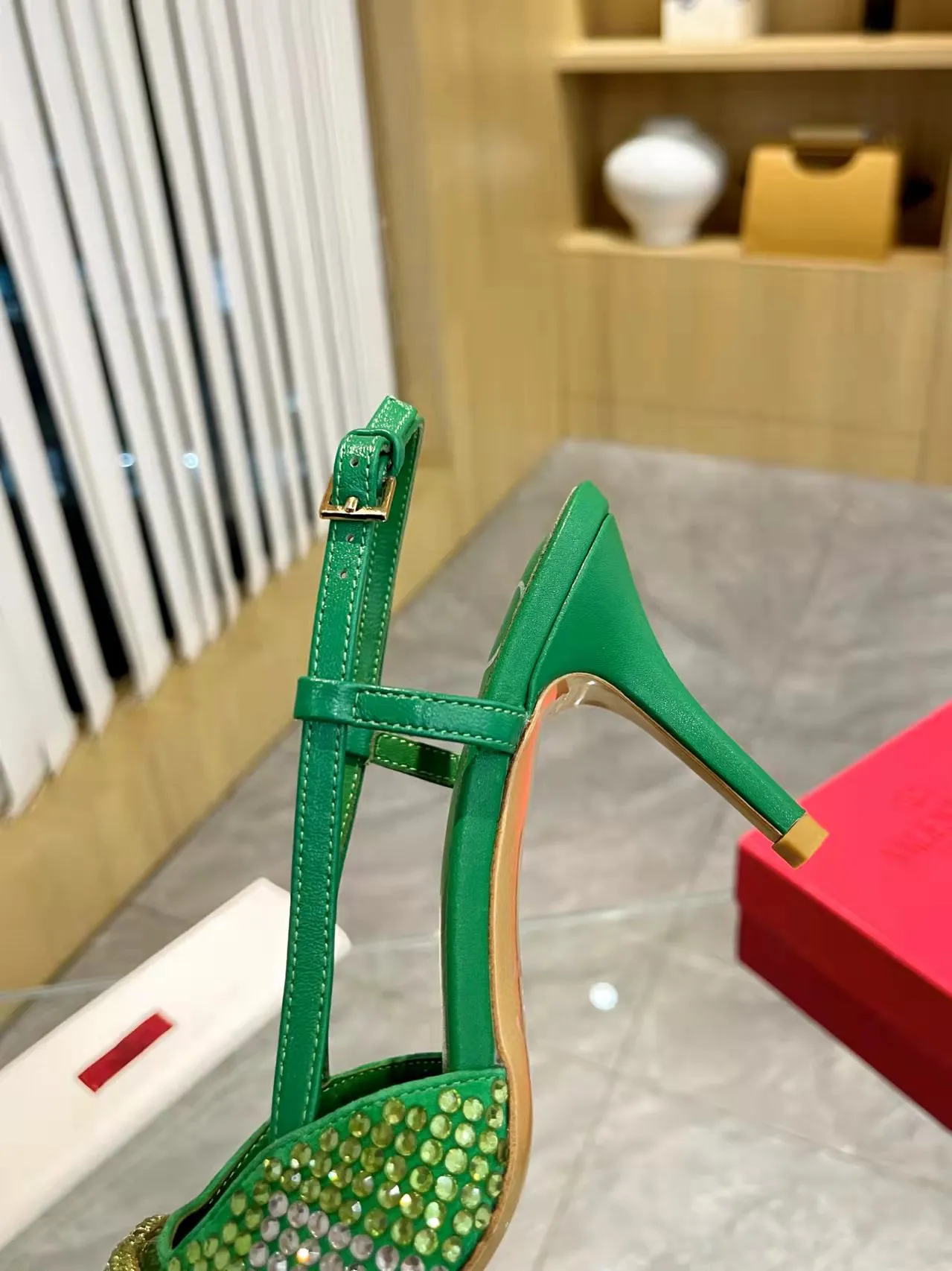 👟👟Ex-factory price 440👟👟 Genuine leather sole + 40 Kloesch diamond buckle Valentino.Valentino big v buckle single shoes ㊙️Latest series of counter genuine version with perfect details. Authentic products are made one to one. All details are consistent with genuine ones. The upper foot is very pedicure type. The key point is that it is very good and easy to control. It does not wear the feet and does not tire the feet. It is a walking artifact. The last shape is completely compared to the counter. The details are perfect. It is impossible to make such an exquisite product without the original version. Exclusive molded brass color. The highest version on the market. Fabric: imported sheepskin, lining and foot pads are all sheepskin. Color: 13 colors available. Sizes (34 to 42). Customized size 34 and 42. Non-returnable and non-exchangeable. Heel height: 7CM. Rubber sole. Genuine leather sole +40